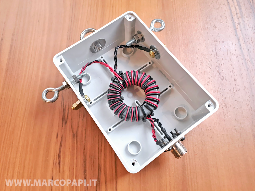 Un BalUn assembato all'interno di una scatola di derivazione